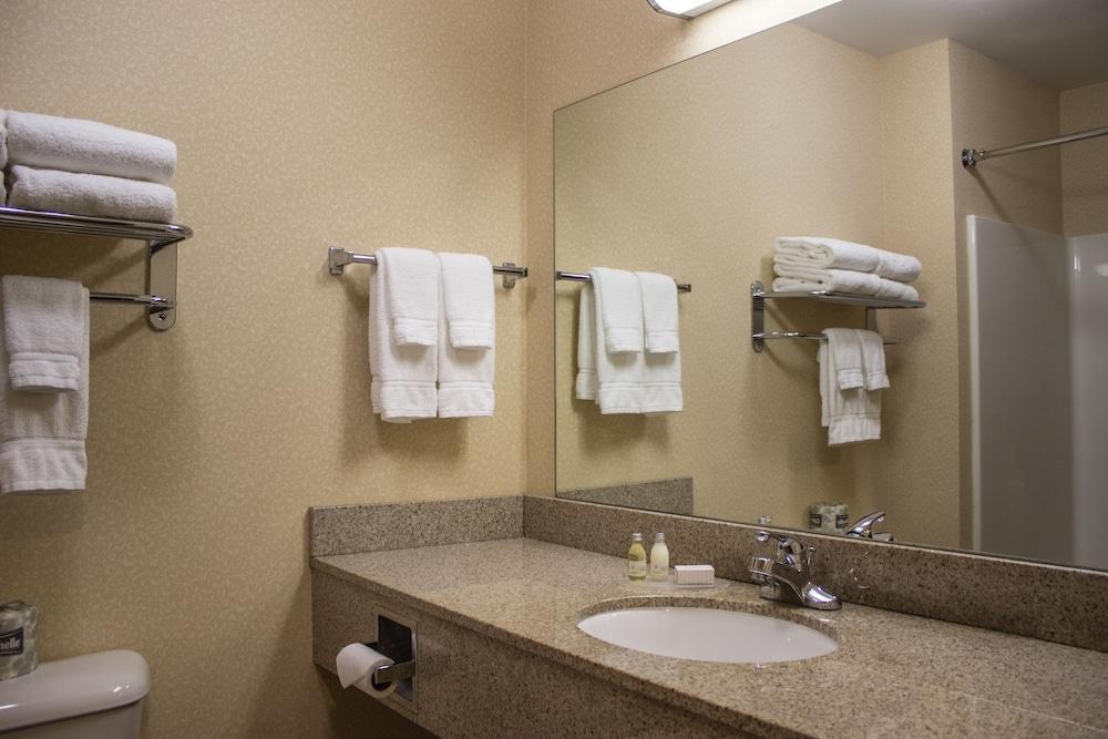 Boarders Inn & Suites By Cobblestone Hotels - Shawano ภายนอก รูปภาพ