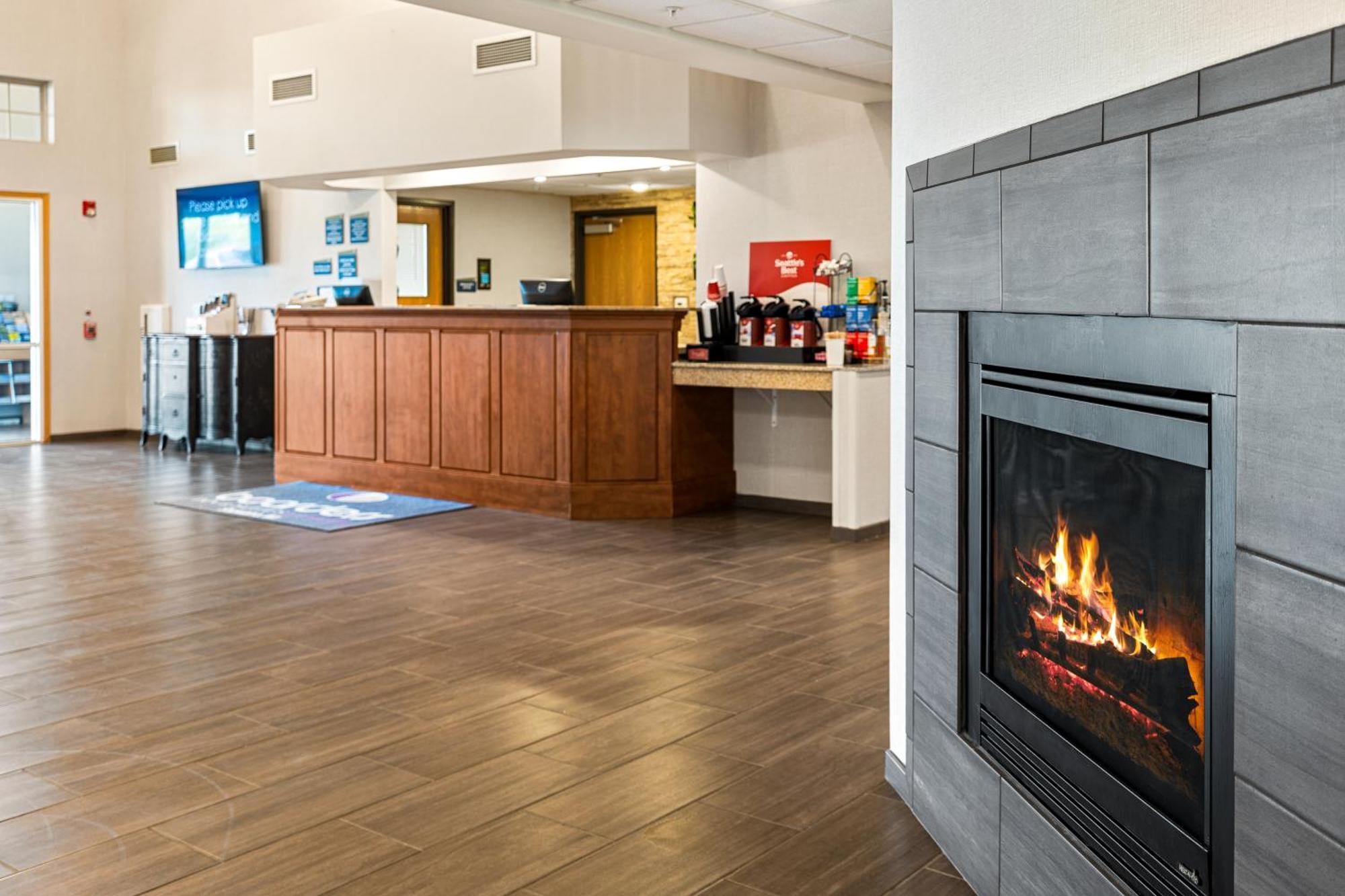 Boarders Inn & Suites By Cobblestone Hotels - Shawano ภายนอก รูปภาพ