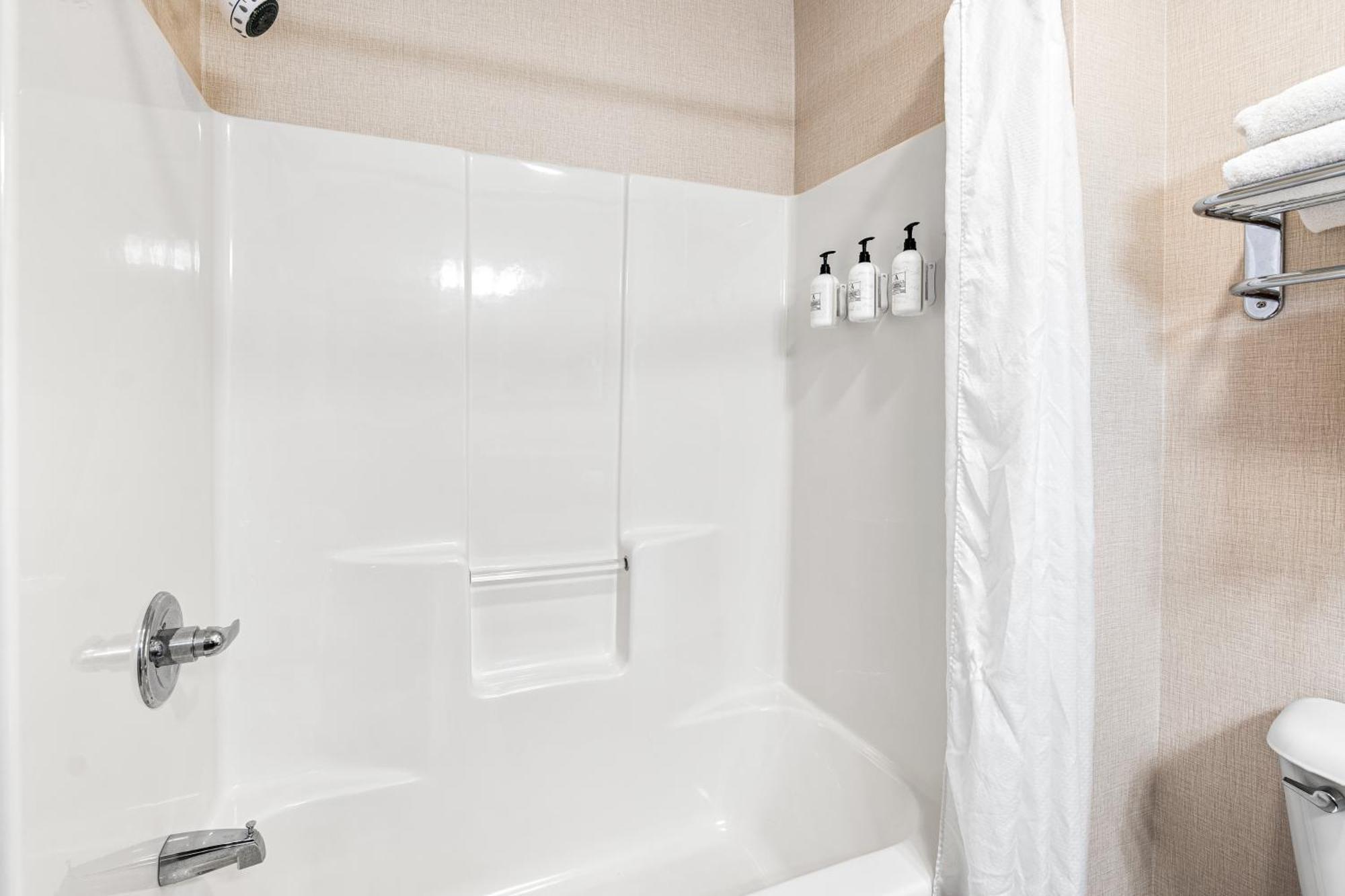 Boarders Inn & Suites By Cobblestone Hotels - Shawano ภายนอก รูปภาพ