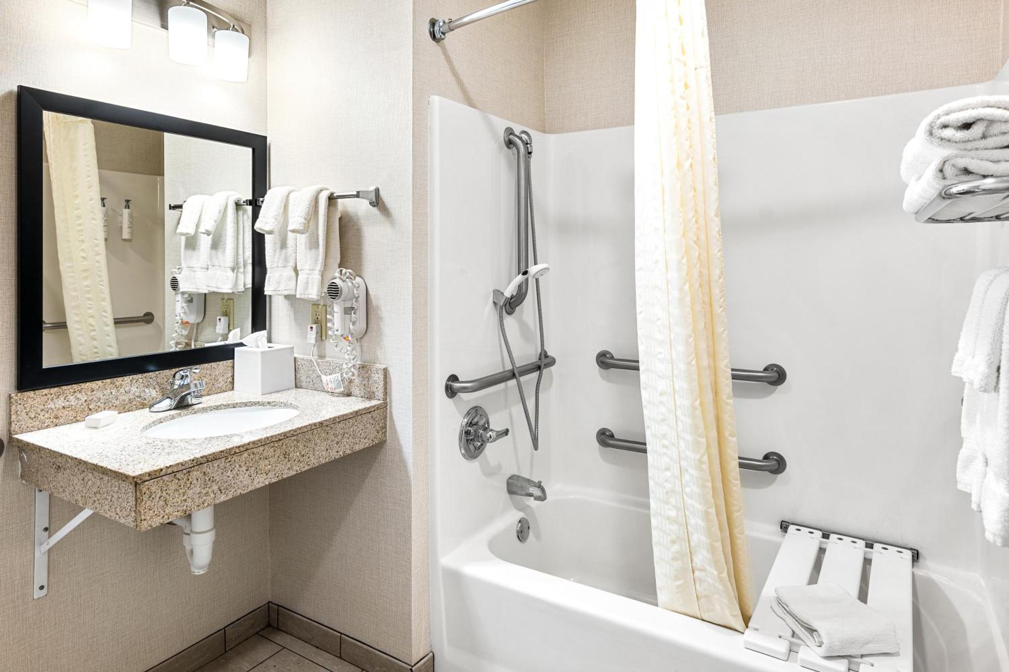 Boarders Inn & Suites By Cobblestone Hotels - Shawano ภายนอก รูปภาพ
