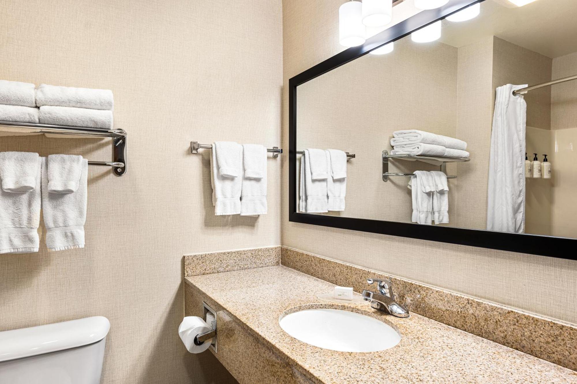 Boarders Inn & Suites By Cobblestone Hotels - Shawano ภายนอก รูปภาพ