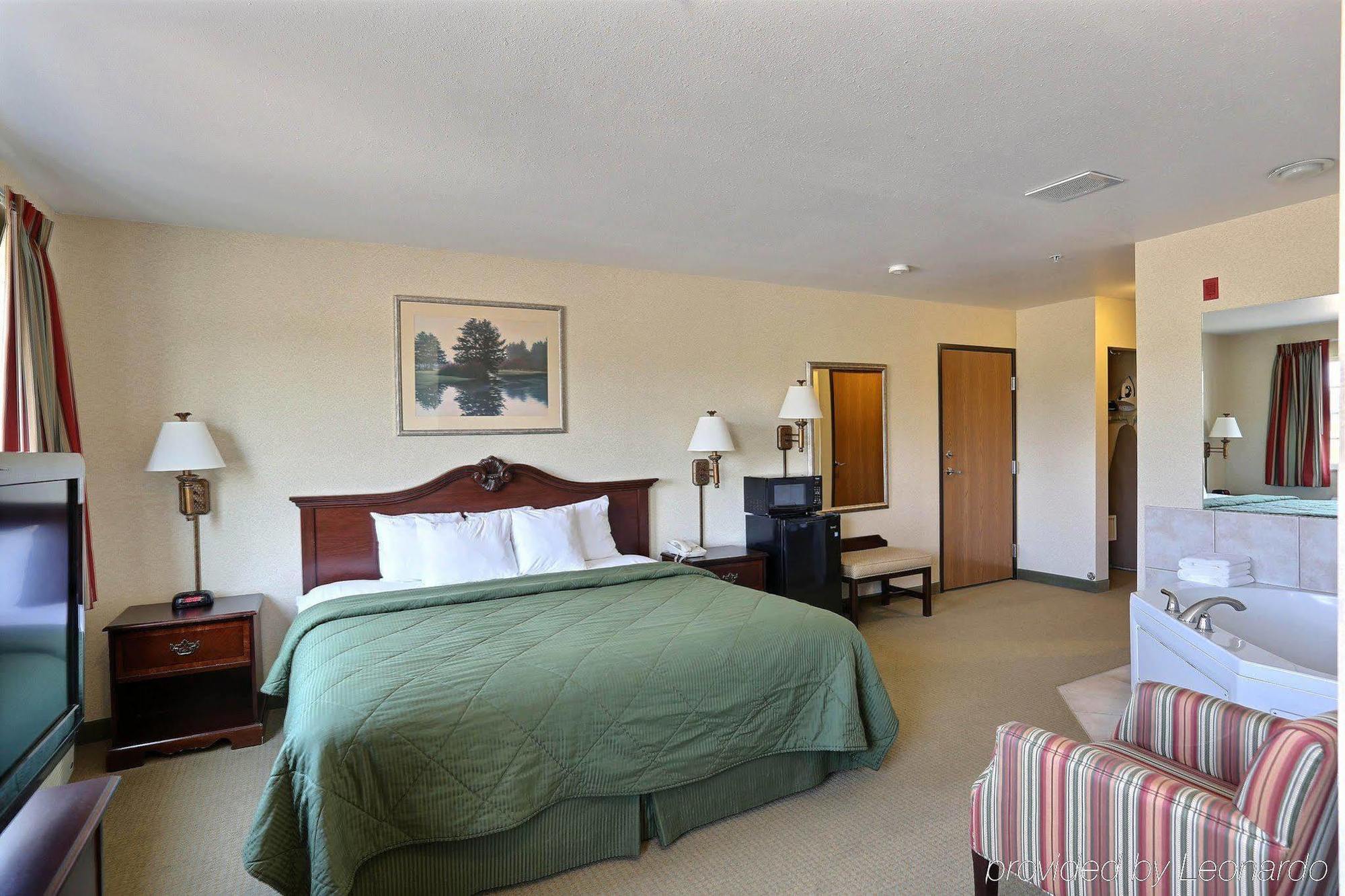 Boarders Inn & Suites By Cobblestone Hotels - Shawano ภายนอก รูปภาพ