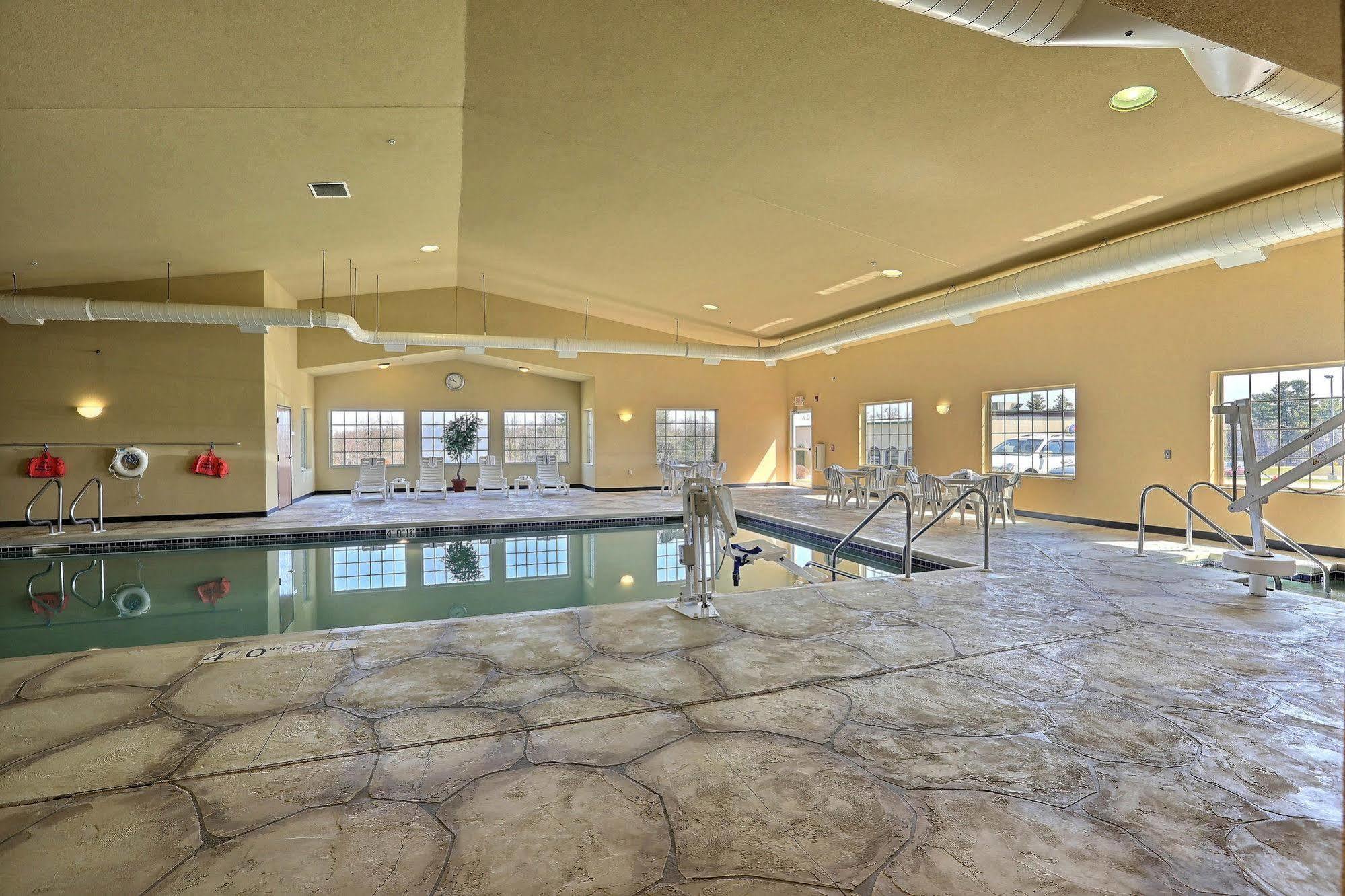 Boarders Inn & Suites By Cobblestone Hotels - Shawano ภายนอก รูปภาพ