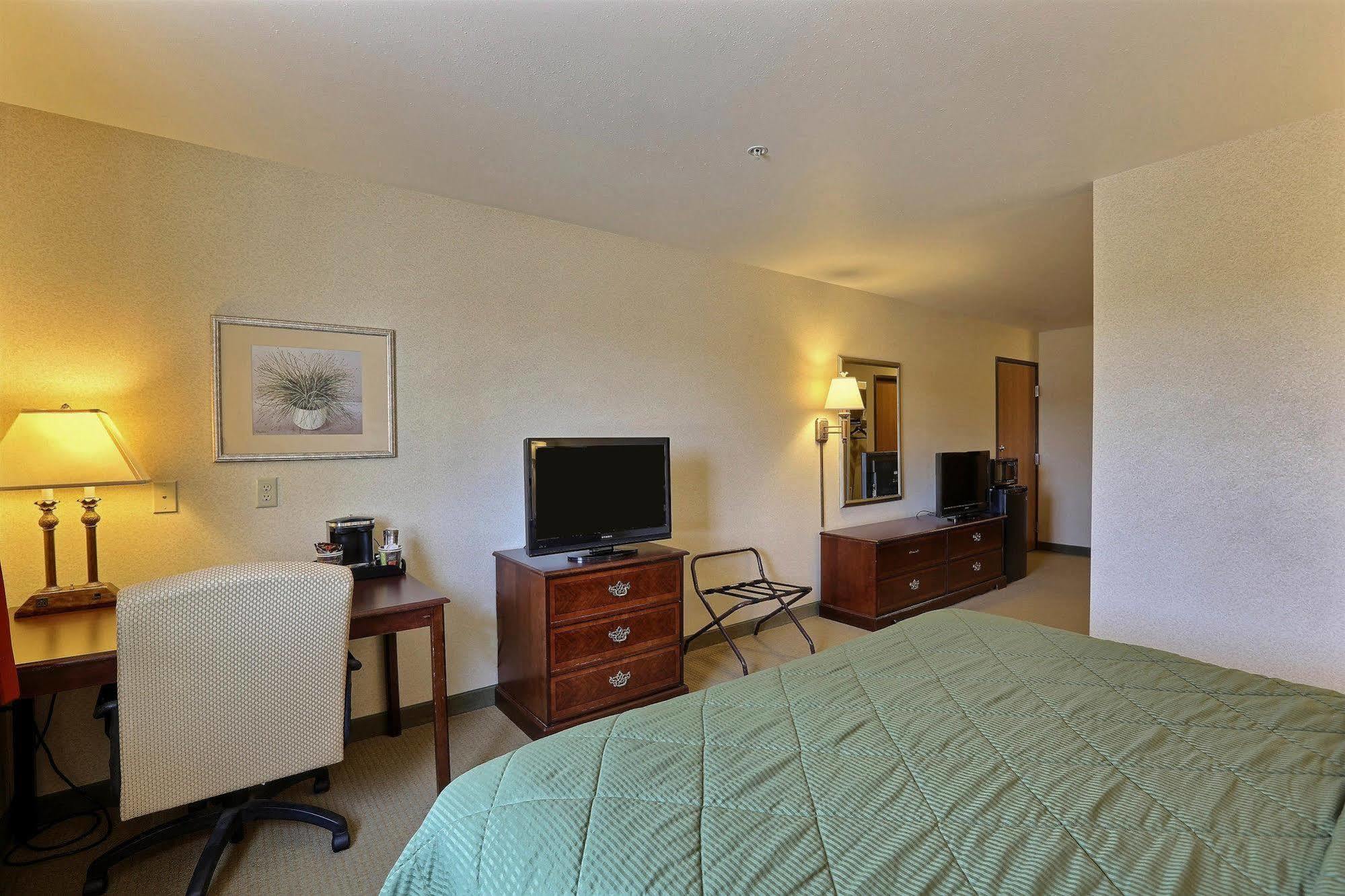 Boarders Inn & Suites By Cobblestone Hotels - Shawano ภายนอก รูปภาพ