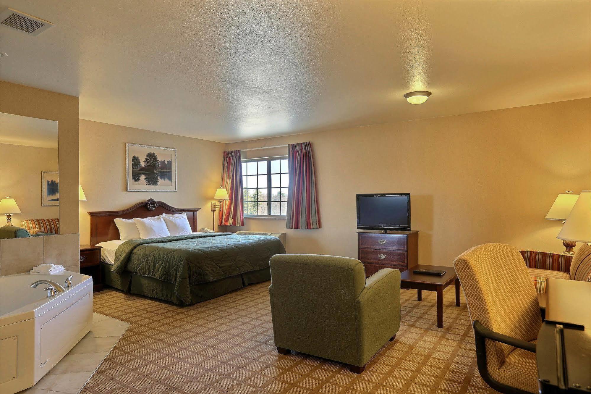 Boarders Inn & Suites By Cobblestone Hotels - Shawano ภายนอก รูปภาพ