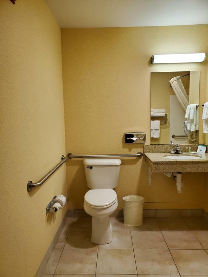Boarders Inn & Suites By Cobblestone Hotels - Shawano ภายนอก รูปภาพ