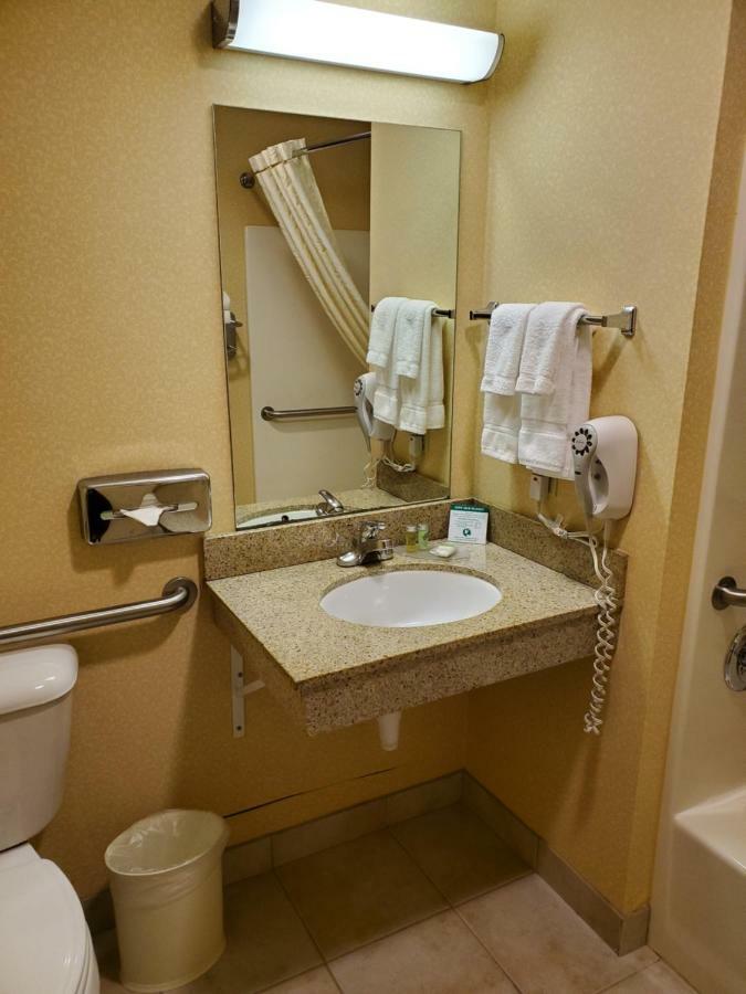 Boarders Inn & Suites By Cobblestone Hotels - Shawano ภายนอก รูปภาพ
